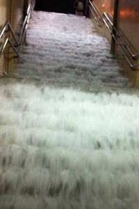 地下への階段から流れ込む雨水